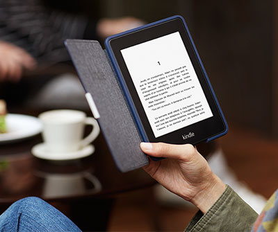 Lire sur Kindle Paperwhite avec un étui en cuir